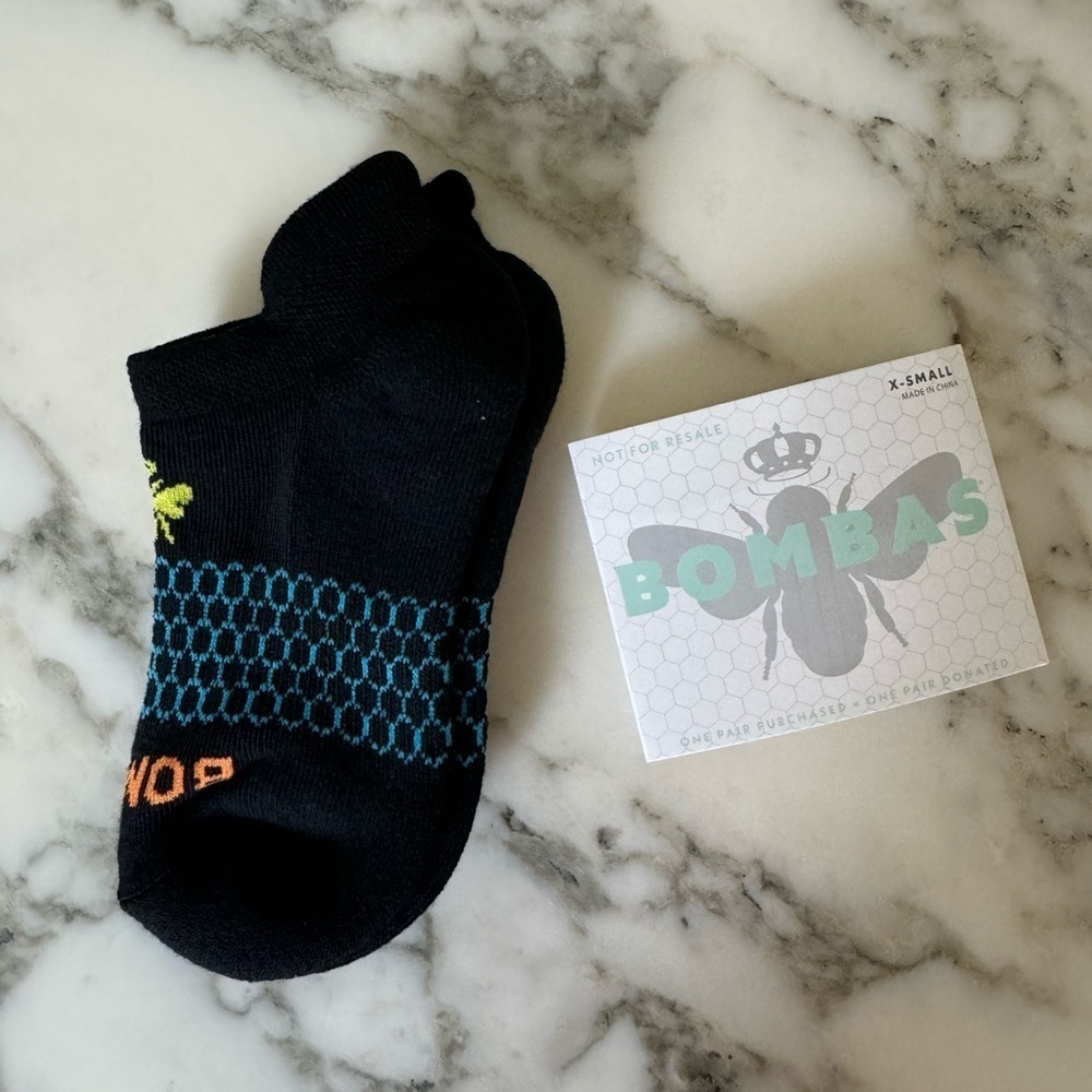 NWT Bombas Black Ankle Socks Women’s XS / Youth L 🖤💛 Honeycomb Grip